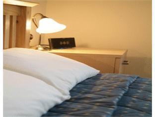 Gatwick House Hotel Хорли Екстериор снимка