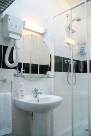 Gatwick House Hotel Хорли Екстериор снимка